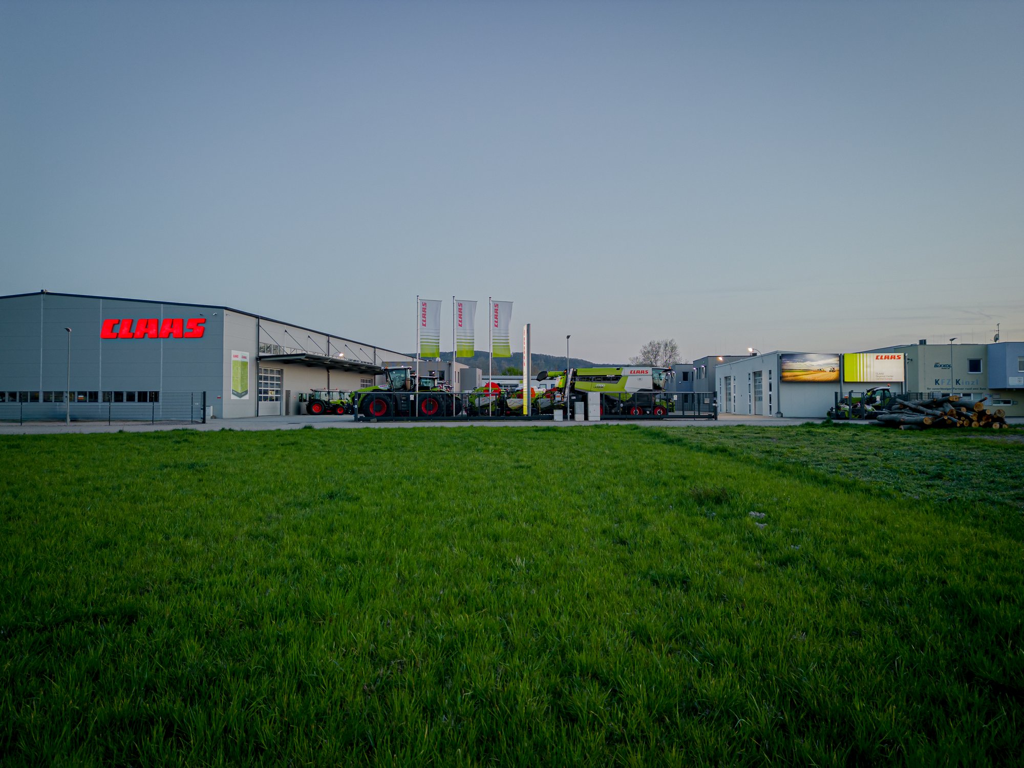 Drohnenaufnahme einer Baustelle auf einem Dach mit Telekom-Logo und Baukran in Wien