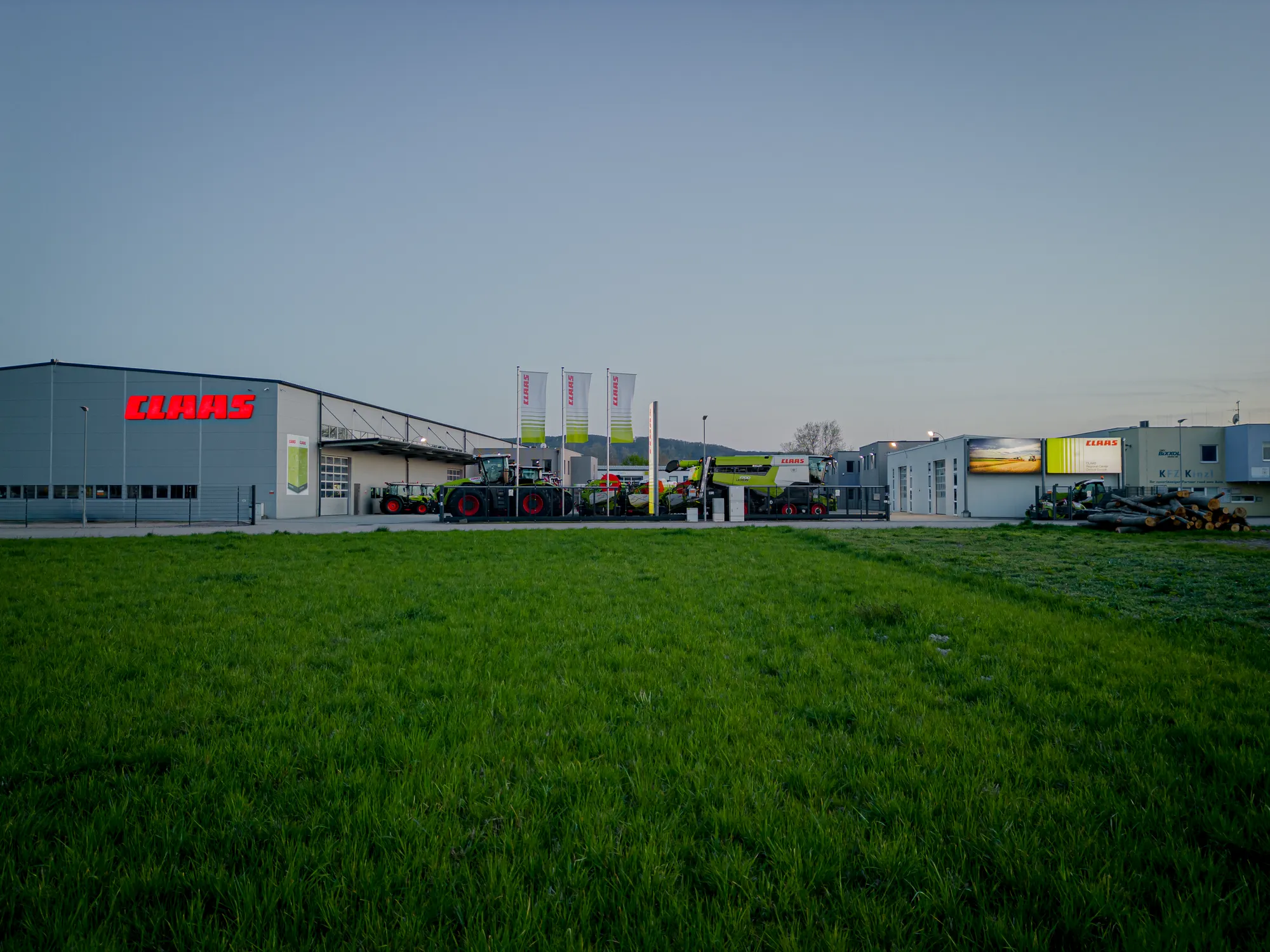 Luftaufnahme des CLAAS Logistikzentrums mit einer grünen Wiese im Vordergrund