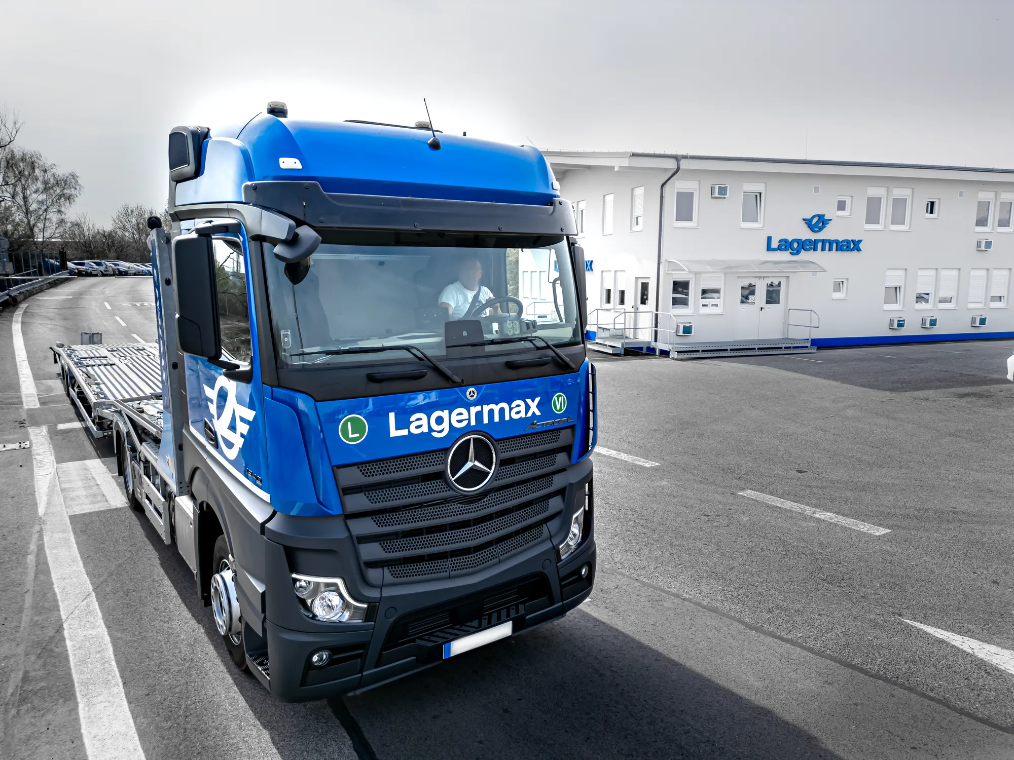 Frontansicht eines blauen Lkw des Logistikunternehmens Lagermax