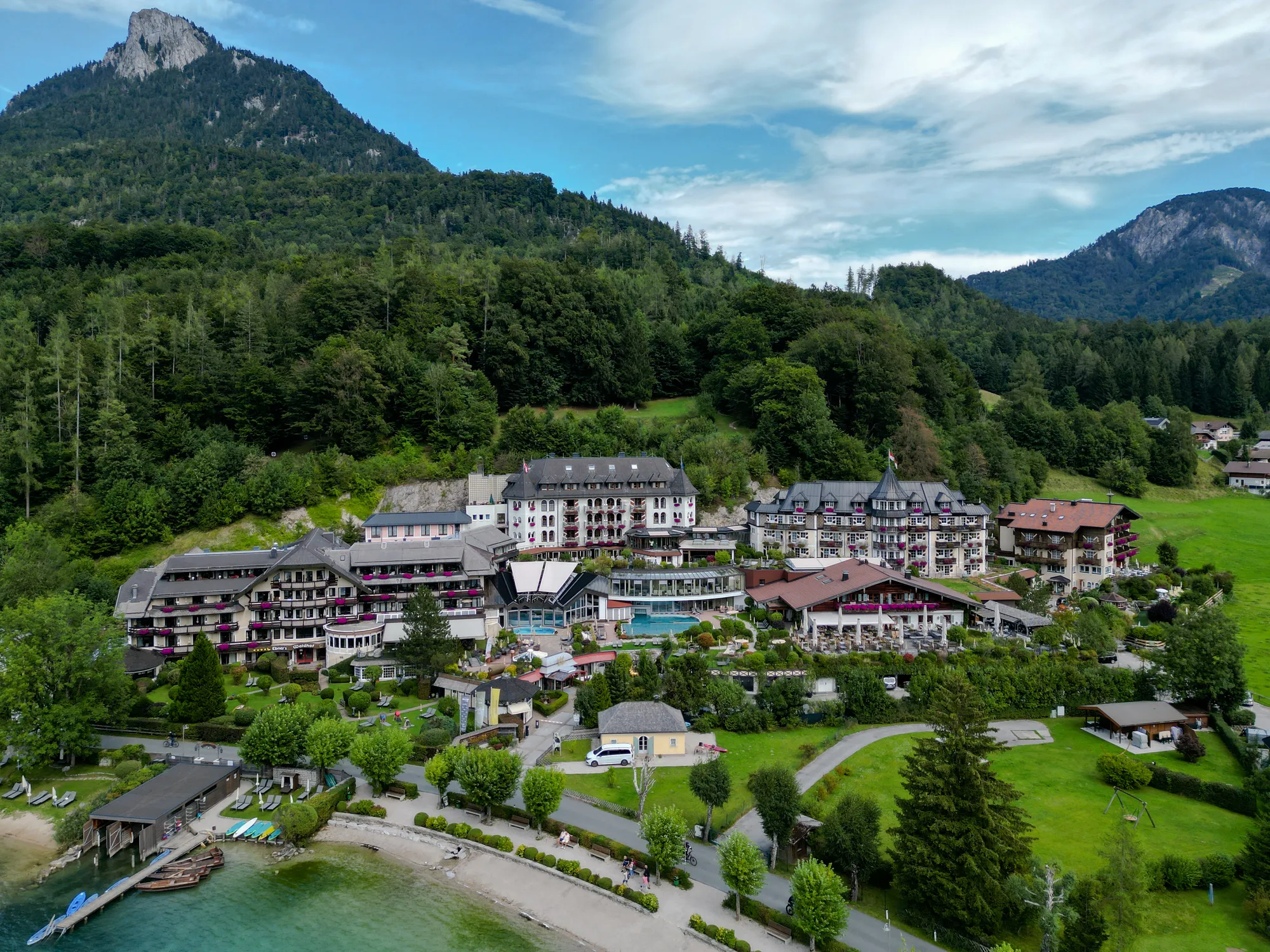 Drohnenaufnahme eines Hotels in den österreichischen Alpen mit umliegender Natur